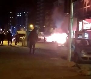 Rize'de 2 araç alev alev yandı