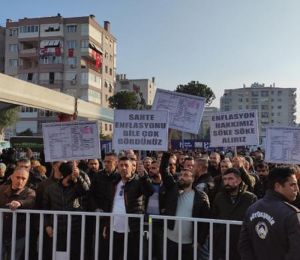 Sendika temsilcileri görevden alındı: İşçilerden belediye önünde protesto