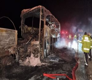 TIR'a çarpan otobüs alev alev yandı: Ölü ve yaralılar var