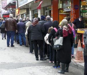 Yoksulluk kendini bir kez daha gösterdi: İzmir'de askıda ekmek kuyruğu