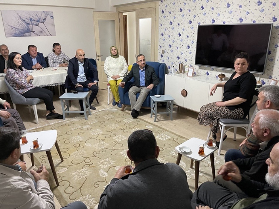 AK Parti İzmir'den Sandık Yönetim Kurulu Üyeleri ile 30 ilçede eş zamanlı iftar