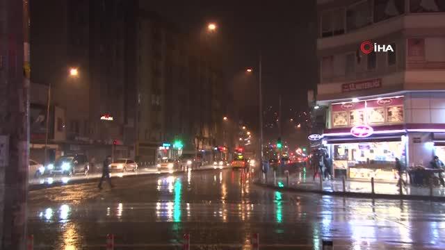 İzmir'de sağanak yağış etkili oldu