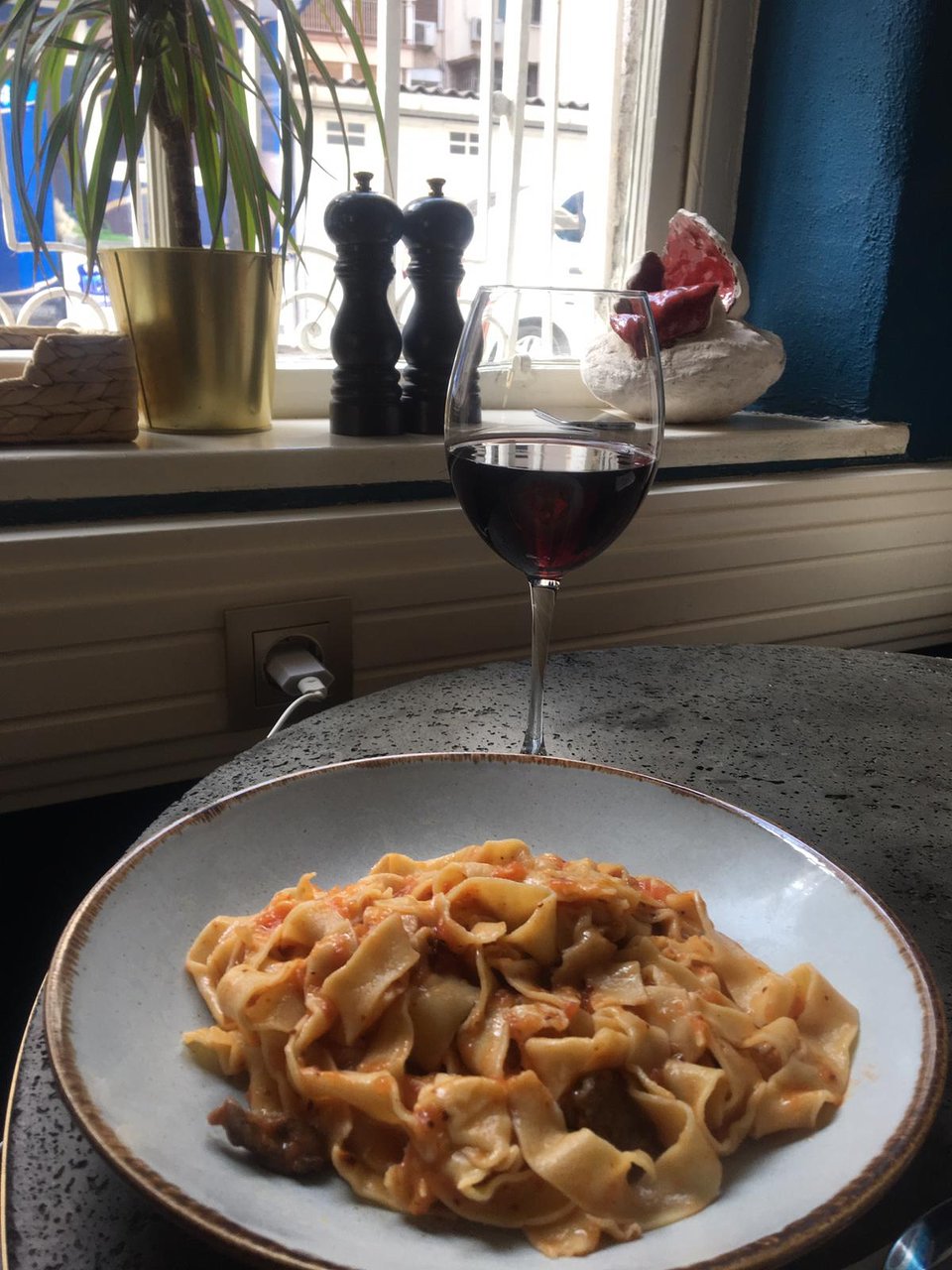 Less Ordinary Coffee + Cocktails Fotoğrafları